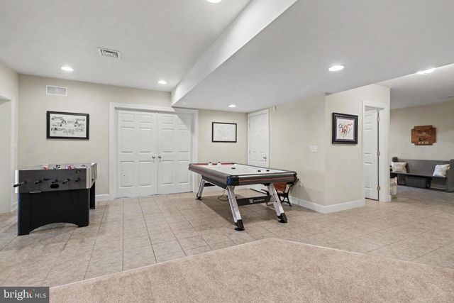 20 WHITE PINE DR, Hershey, PA 17033