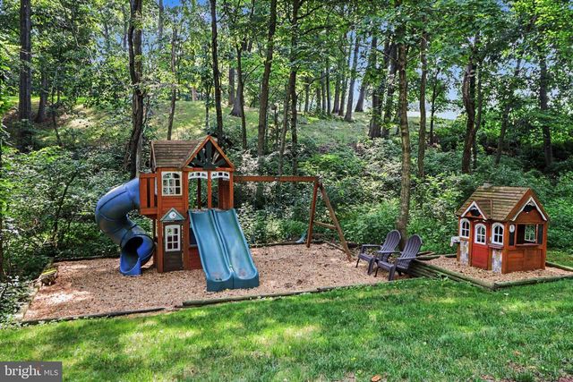 20 WHITE PINE DR, Hershey, PA 17033