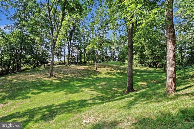 20 WHITE PINE DR, Hershey, PA 17033