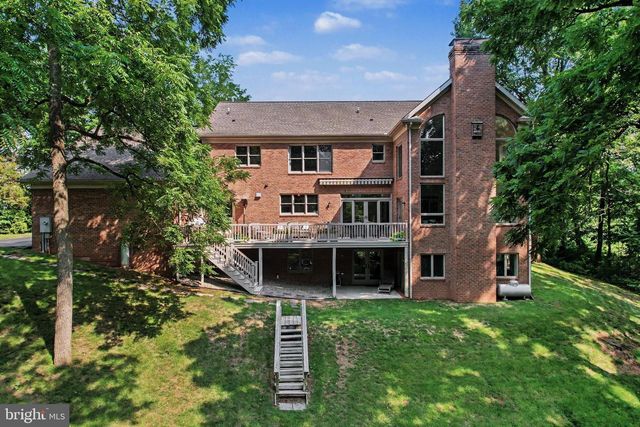 20 WHITE PINE DR, Hershey, PA 17033