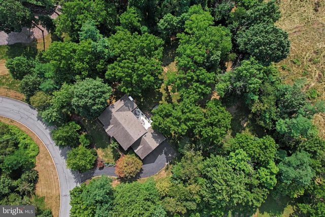 20 WHITE PINE DR, Hershey, PA 17033