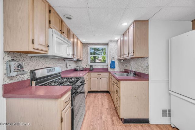 62 Warren Place, Middletown, NJ 07748