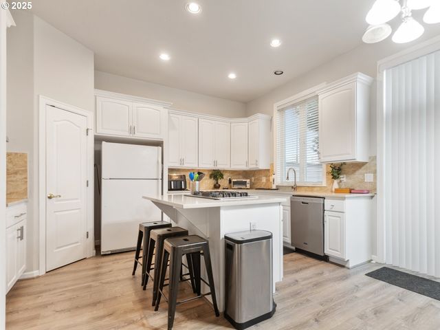 4932 MULHOLLAND Dr, Lake Oswego, OR 97035