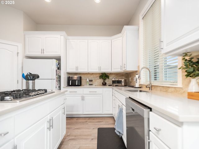 4932 MULHOLLAND Dr, Lake Oswego, OR 97035