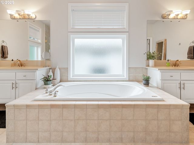 4932 MULHOLLAND Dr, Lake Oswego, OR 97035