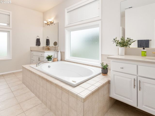 4932 MULHOLLAND Dr, Lake Oswego, OR 97035