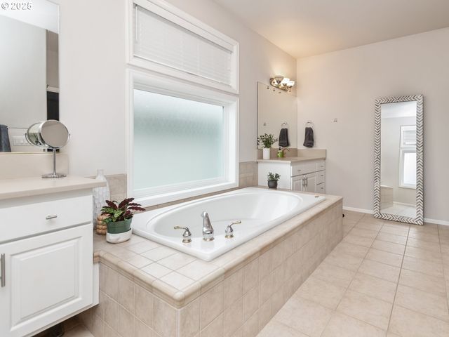 4932 MULHOLLAND Dr, Lake Oswego, OR 97035