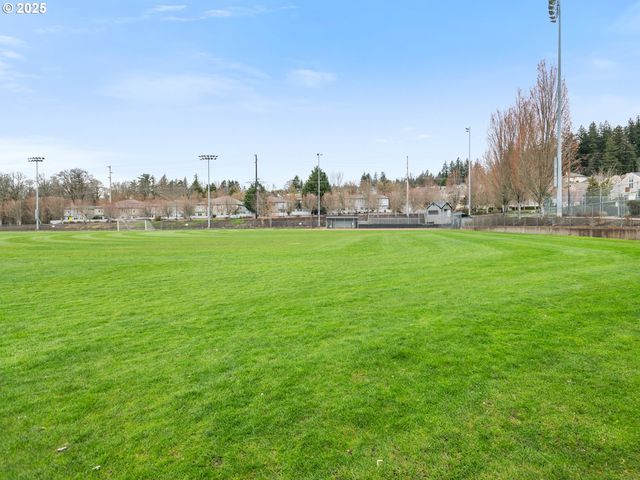 4932 MULHOLLAND Dr, Lake Oswego, OR 97035