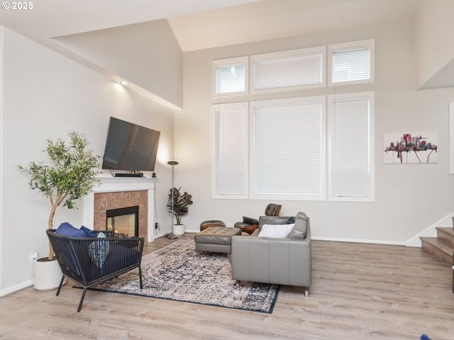 4932 MULHOLLAND Dr, Lake Oswego, OR 97035