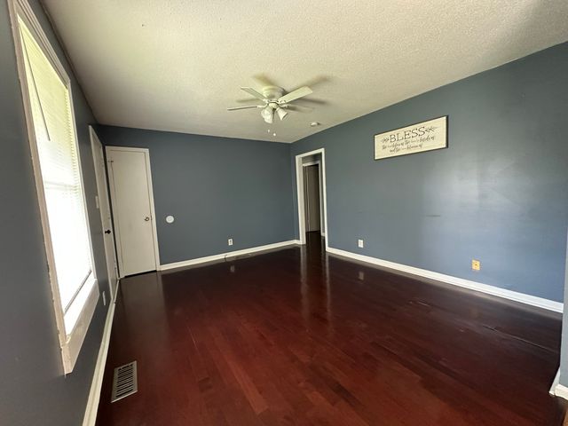 130 E St, Clarksville, TN 37042