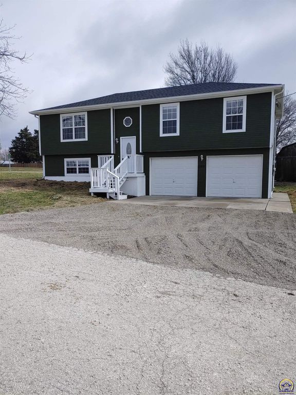 500 S Summit ST, Mclouth, KS 66054