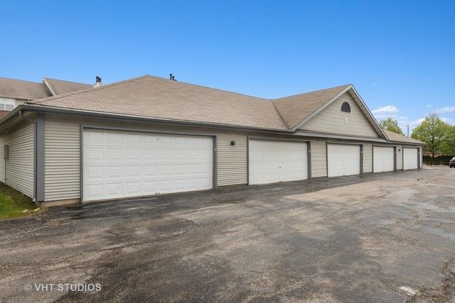 49 Kensington Circle 212, Wheaton, IL 60189