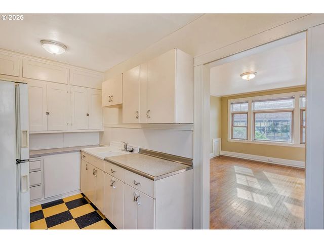 4025 Se HAWTHORNE Blvd, Portland, OR 97214