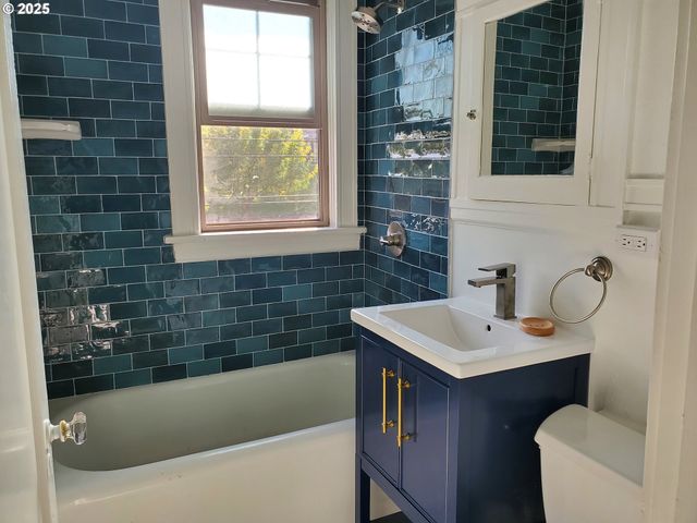 4025 Se HAWTHORNE Blvd, Portland, OR 97214