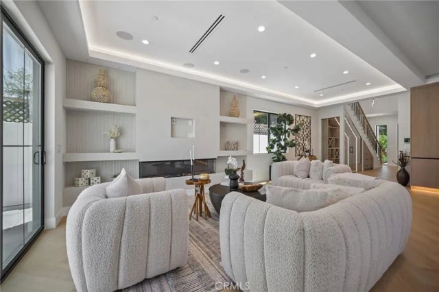6742 Nagle Avenue, Valley Glen, CA 91401