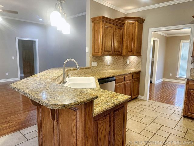 605 S Oak Avenue, Tahlequah, OK 74464