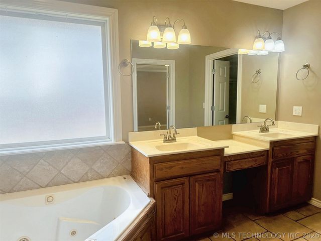 605 S Oak Avenue, Tahlequah, OK 74464