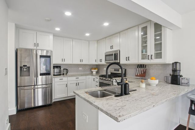 43 Oak Creek Court, Burr Ridge, IL 60527