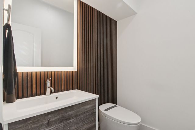 43 Oak Creek Court, Burr Ridge, IL 60527