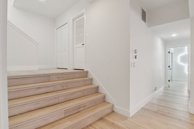 43 Oak Creek Court, Burr Ridge, IL 60527