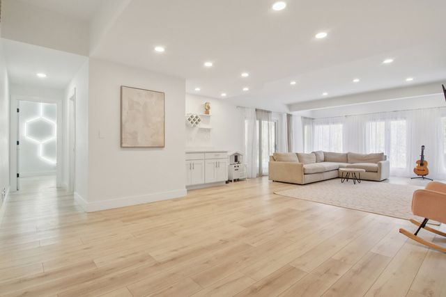 43 Oak Creek Court, Burr Ridge, IL 60527