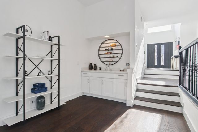 43 Oak Creek Court, Burr Ridge, IL 60527