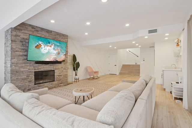 43 Oak Creek Court, Burr Ridge, IL 60527