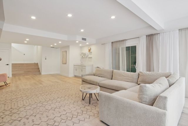 43 Oak Creek Court, Burr Ridge, IL 60527