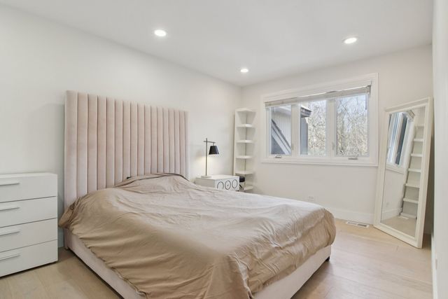 43 Oak Creek Court, Burr Ridge, IL 60527