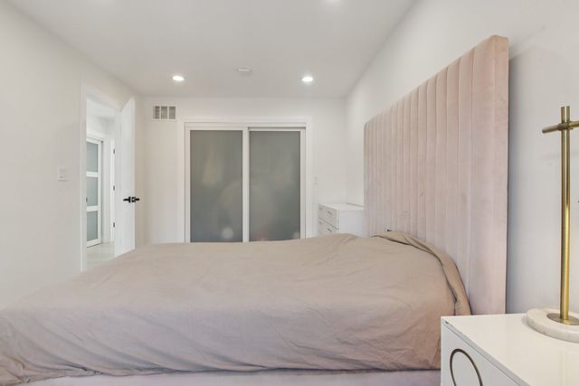 43 Oak Creek Court, Burr Ridge, IL 60527