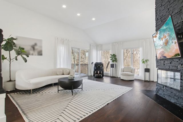 43 Oak Creek Court, Burr Ridge, IL 60527