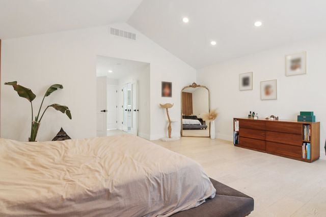 43 Oak Creek Court, Burr Ridge, IL 60527