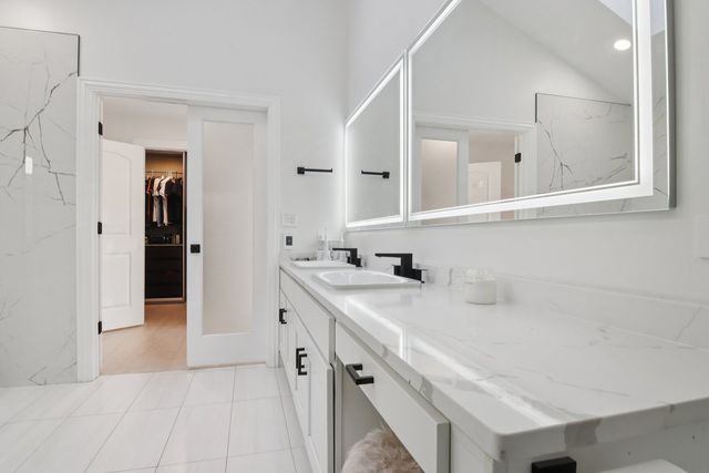 43 Oak Creek Court, Burr Ridge, IL 60527