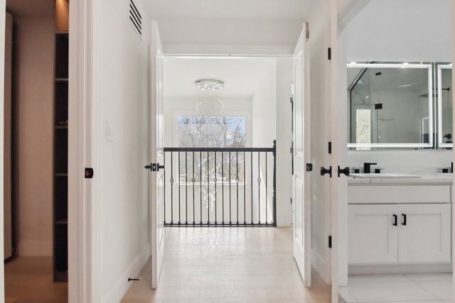 43 Oak Creek Court, Burr Ridge, IL 60527