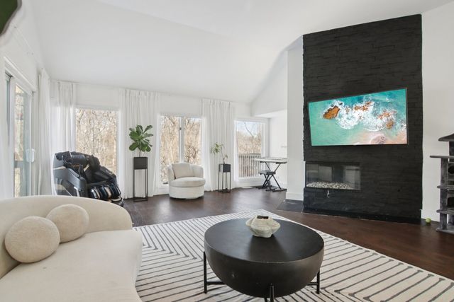 43 Oak Creek Court, Burr Ridge, IL 60527