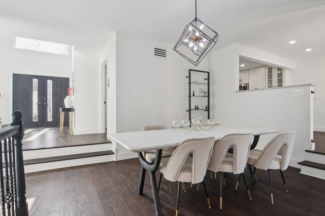 43 Oak Creek Court, Burr Ridge, IL 60527