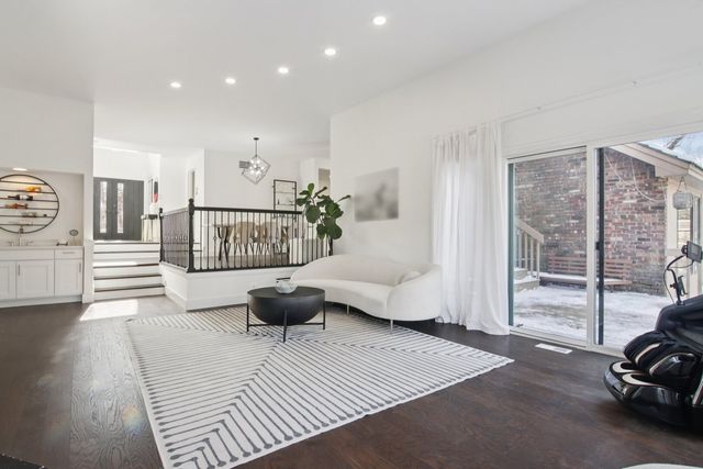 43 Oak Creek Court, Burr Ridge, IL 60527