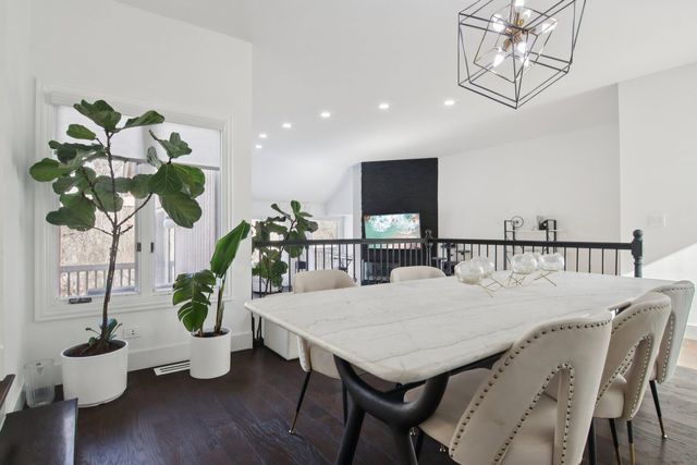 43 Oak Creek Court, Burr Ridge, IL 60527