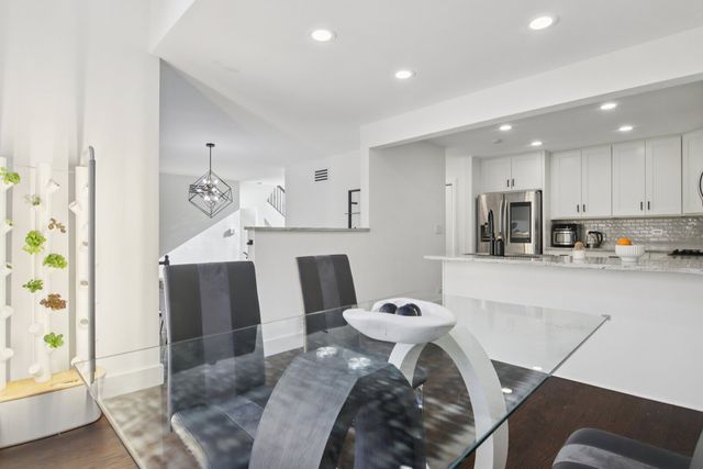 43 Oak Creek Court, Burr Ridge, IL 60527