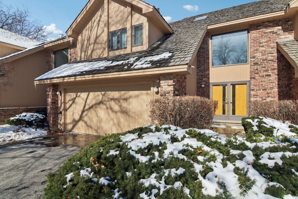 43 Oak Creek Court, Burr Ridge, IL 60527