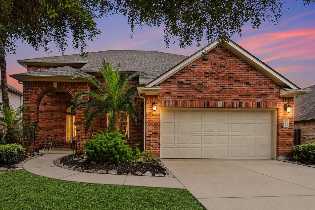 4112 S Meridian Greens Drive, Dickinson, TX 77539