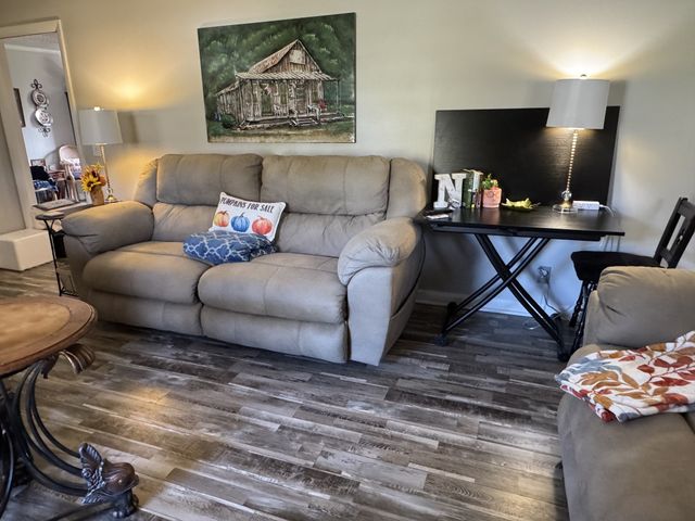 1009 Woodmont Dr, Gallatin, TN 37066