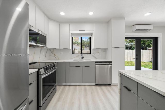 1944 NE 2nd Avenue, Pompano Beach, FL 33060