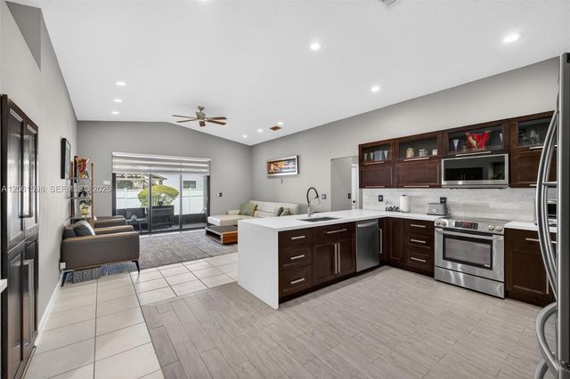 1603 E Harmony Lake Cir, Davie, FL 33324