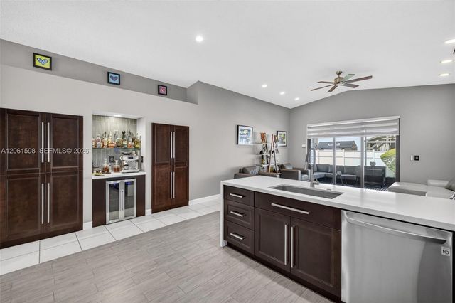 1603 E Harmony Lake Cir, Davie, FL 33324