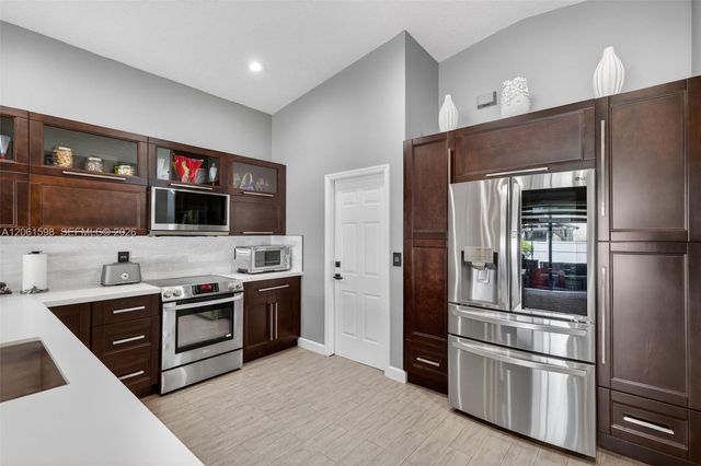 1603 E Harmony Lake Cir, Davie, FL 33324