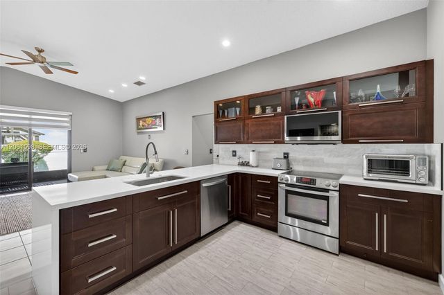1603 E Harmony Lake Cir, Davie, FL 33324
