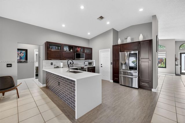 1603 E Harmony Lake Cir, Davie, FL 33324