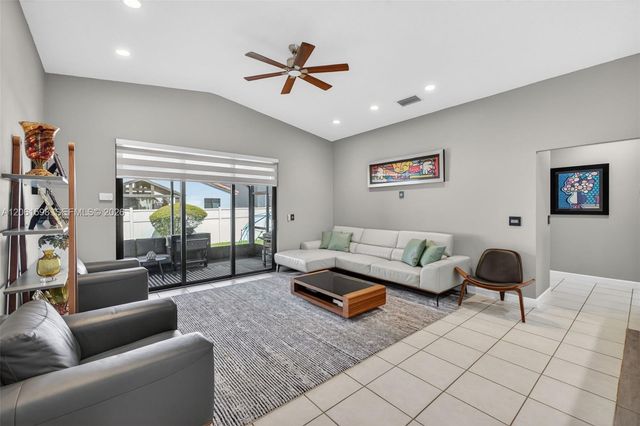 1603 E Harmony Lake Cir, Davie, FL 33324