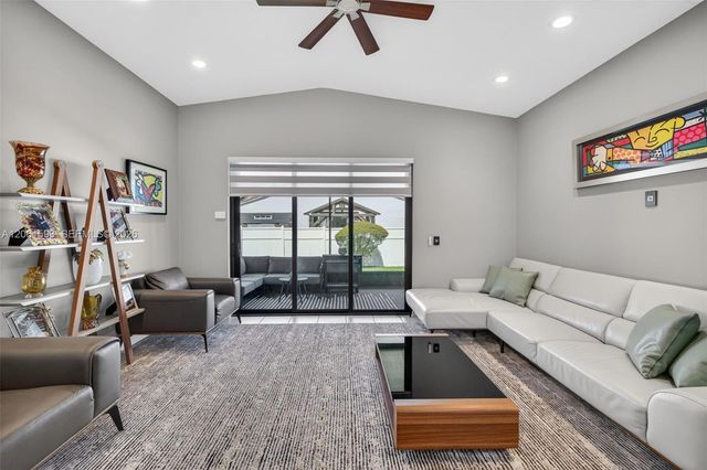 1603 E Harmony Lake Cir, Davie, FL 33324